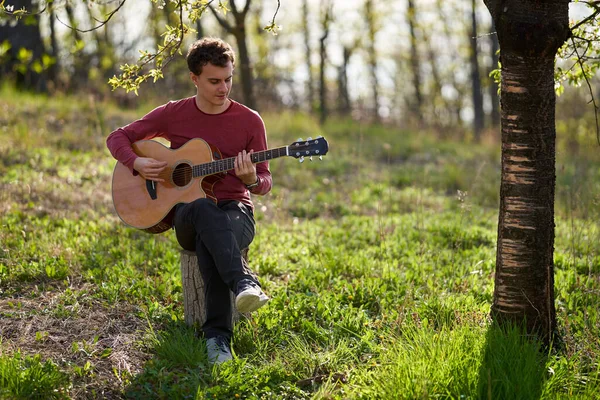 Giovane Uomo Che Suona Chitarra All Aperto — Foto Stock