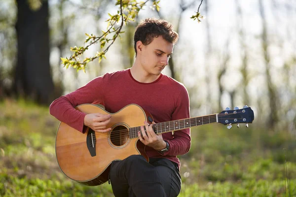 Молодий Чоловік Грає Гітарі Відкритому Повітрі — стокове фото