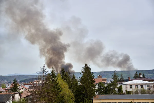 Füstfelhők Lakóövezetben Keletkezett Tűzből — Stock Fotó