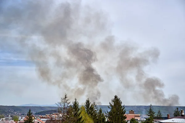 Füstfelhők Lakóövezetben Keletkezett Tűzből — Stock Fotó