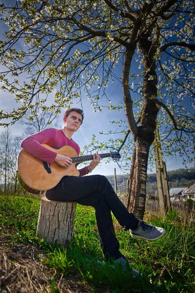 Jongeman Speelt Gitaar Buiten — Stockfoto