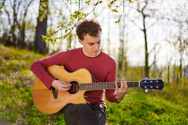 Молодий Чоловік Грає Гітарі Відкритому Повітрі — стокове фото