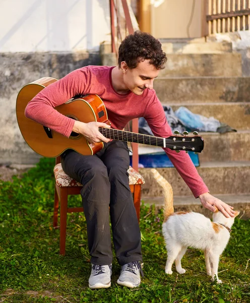 Jongeman Met Gitaar Aaien Zijn Kat Outdoor — Stockfoto