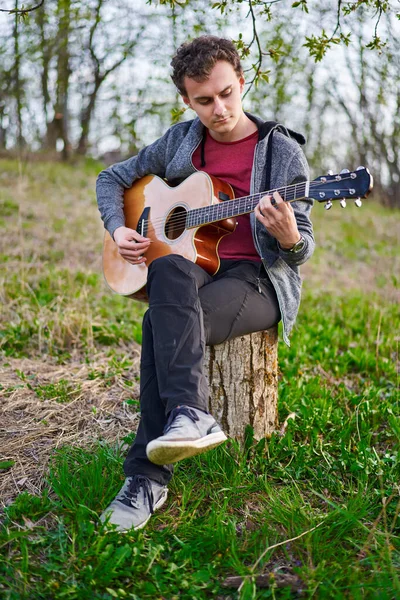 Jongeman Speelt Gitaar Buiten — Stockfoto