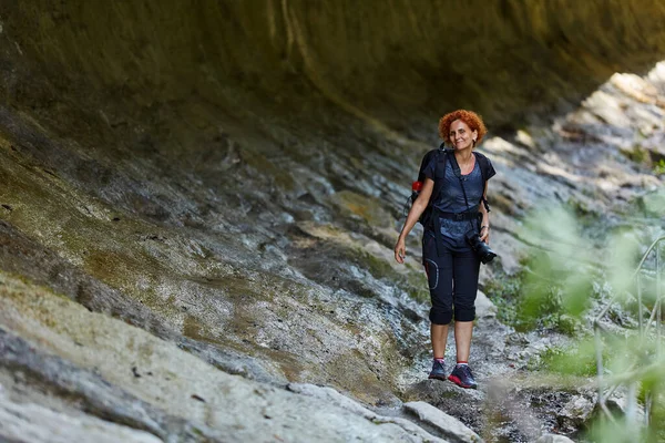 Sırt Çantalı Bir Kadın Dağlarda Yürüyüş Yapıyor — Stok fotoğraf