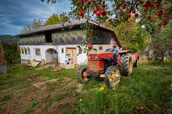 Çiftçi Arka Bahçesinde Karavanıyla Traktör Sürüyor — Stok fotoğraf