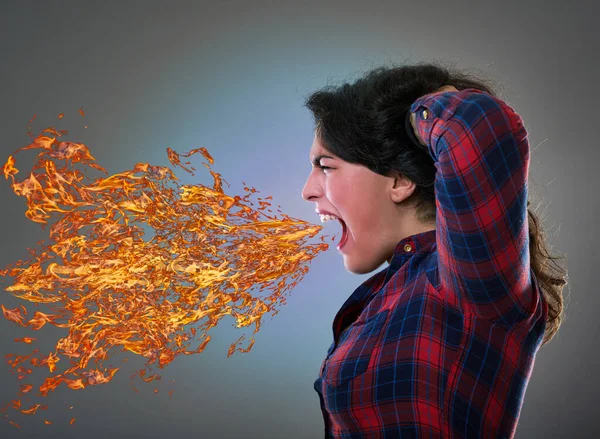 Wściekła Latynoska Bizneswoman Ciągnąca Włosy Plująca Ogniem — Zdjęcie stockowe