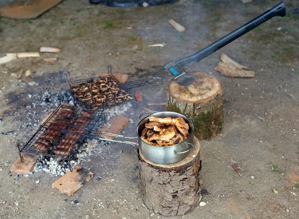 Rind Und Schweinesteak Mit Fleischbrötchen Und Gebratenen Pilzen — Stockfoto