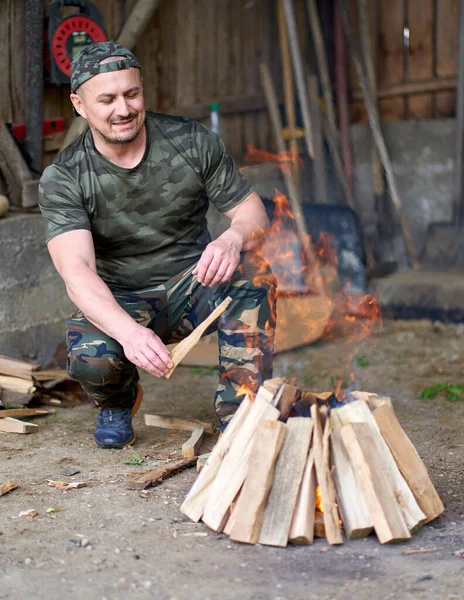 Avcı Eti Pişirmek Için Ateş Hazırlıyor — Stok fotoğraf