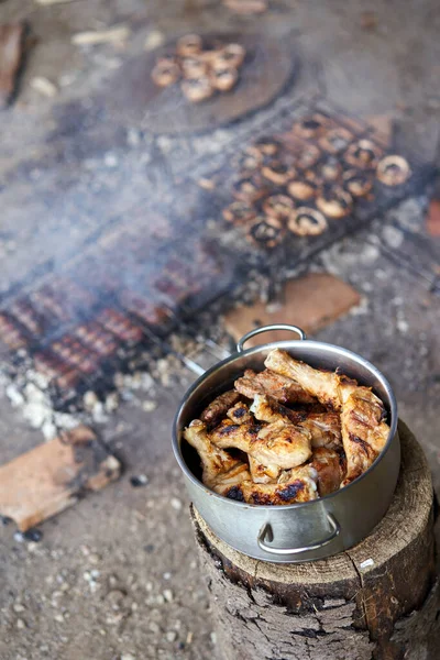 肉巻きと揚げキノコと牛肉と豚肉のステーキ — ストック写真