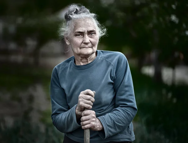 Γριά Γυναίκα Της Υπαίθρου Στα Της Κοντινό Πορτρέτο Εξωτερική — Φωτογραφία Αρχείου