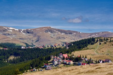 Dağlar ve çam ormanları arasında tatil