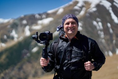 Kameralı adam vlog tarzında belgeleme yapıyor tatilini.