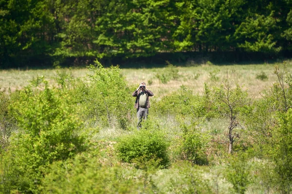 双眼鏡を通して鳥を見ている男の閉鎖 — ストック写真