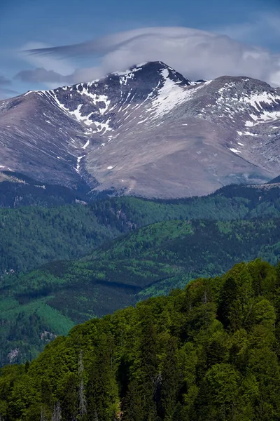 Paisagem Com Montanhas Verão Ainda Com Manchas Neve — Fotografia de Stock