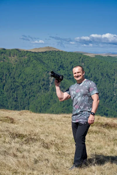 Turysta Kamerą Wędrujący Górskim Szlakiem — Zdjęcie stockowe