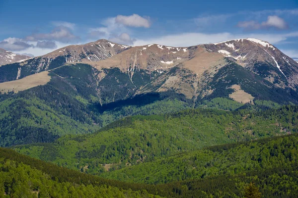 Paisagem Com Montanhas Verão Ainda Com Manchas Neve — Fotografia de Stock