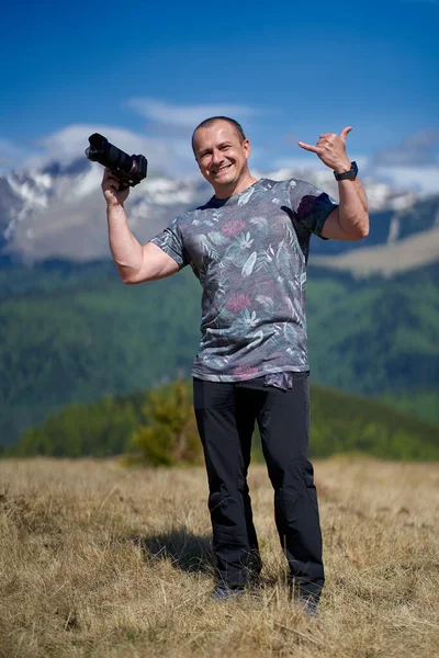 Touriste Avec Caméra Randonnée Sur Sentier Montagne — Photo