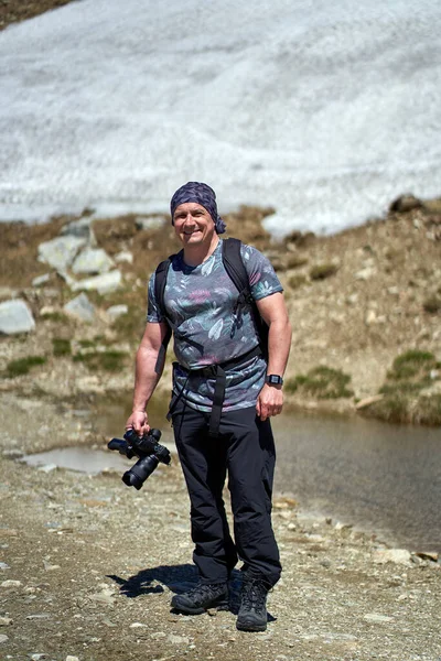 Turista Con Cámara Senderismo Sendero Montaña —  Fotos de Stock