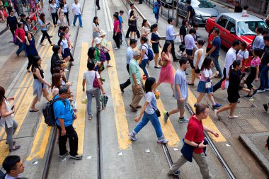 İnsanlar Zebra caddesinden geçerken kalabalıklaşıyor