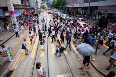 İnsanlar Zebra caddesinden geçerken kalabalıklaşıyor