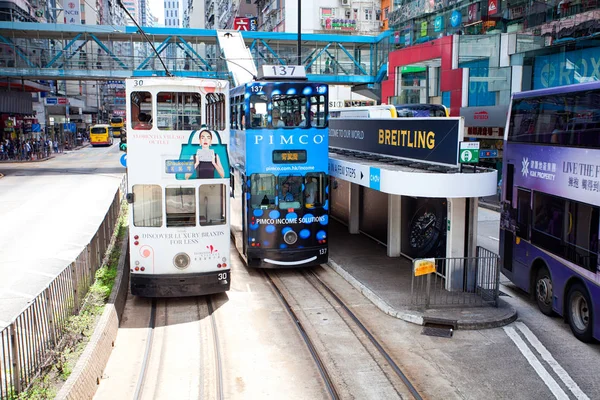 Elektrische trolleys en motorvoertuigen in Hong Kong — Stockfoto