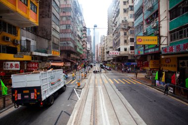 İnsanlar Zebra caddesinden geçerken kalabalıklaşıyor