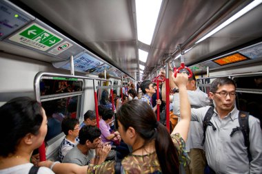 İnsanlar Hong Kong metro seyahat