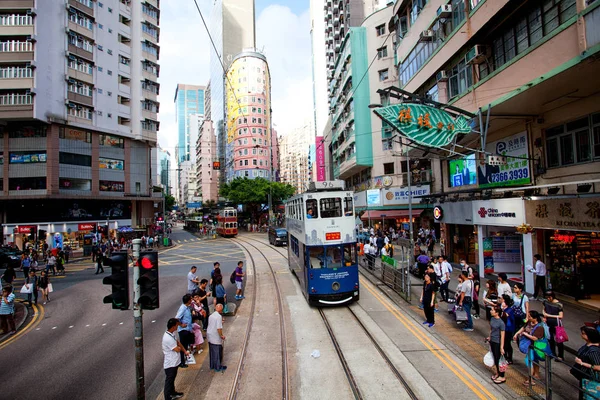 Elektrische trolleys en motorvoertuigen in Hong Kong — Stockfoto