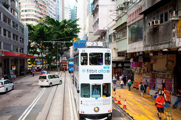 Elektrische trolleys en motorvoertuigen in Hong Kong — Stockfoto