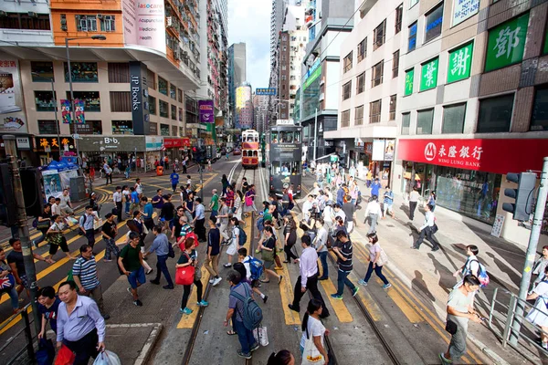 Multitud de personas en la calle de cruce cebra — Foto de Stock