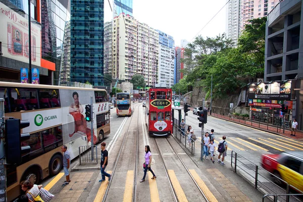 Elektrische trolleys en motorvoertuigen in Hong Kong — Stockfoto