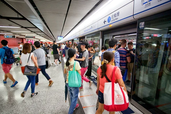 Pessoas que viajam no metrô de Hong Kong — Fotografia de Stock