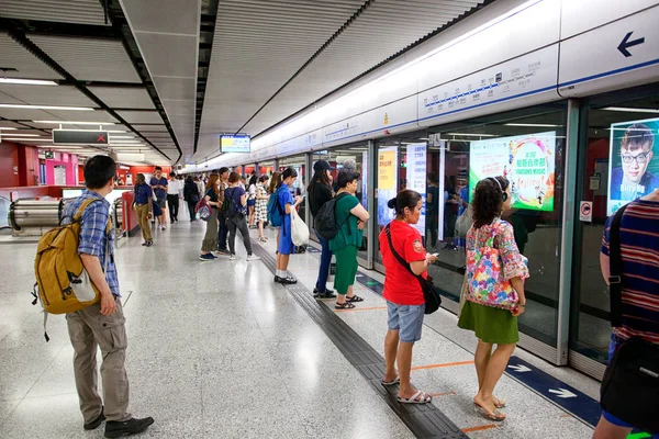 Lidé cestující v metru Hong Kong — Stock fotografie