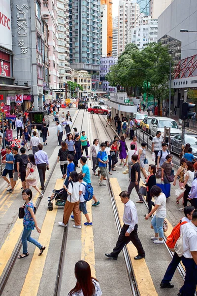 Multitud de personas en la calle de cruce cebra — Foto de Stock