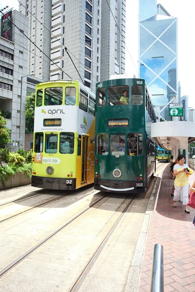 Ηλεκτρικό τρόλεϊ και μηχανοκίνητων οχημάτων στο Χονγκ Κονγκ — Φωτογραφία Αρχείου