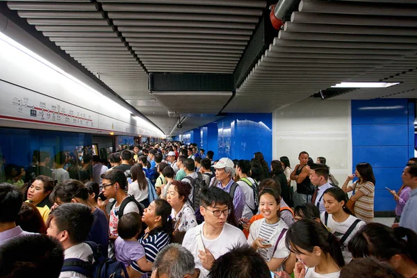Lidé cestující v metru Hong Kong — Stock fotografie