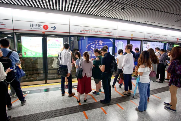 Personas que viajan en el metro de Hong Kong — Foto de Stock