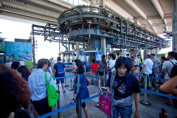 Los turistas llegan a los teleféricos Giant — Foto de Stock