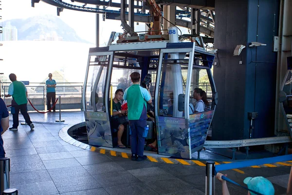 観光客はケーブルカーの巨人を取得します。 — ストック写真