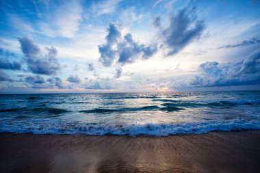 Okyanus dalgaları ve beach Phuket Adası