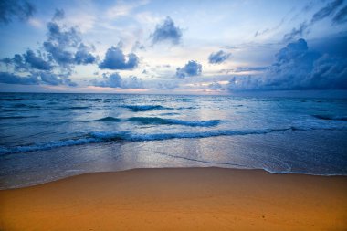 Okyanus dalgaları ve beach Phuket Adası