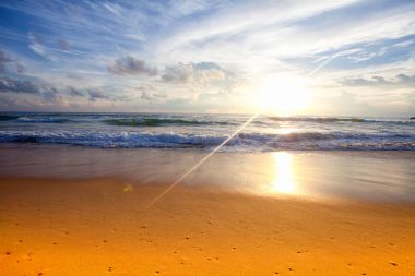 Okyanus dalgaları ve beach Phuket Adası