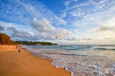 Okyanus dalgaları ve beach Phuket Adası