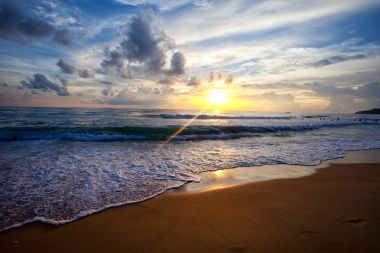 Okyanus dalgaları ve beach Phuket Adası