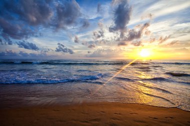 Okyanus dalgaları ve beach Phuket Adası