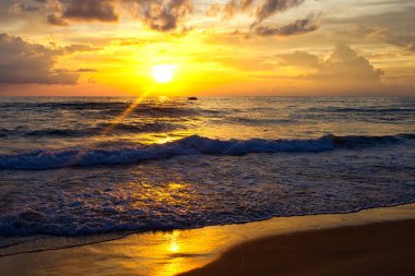 Okyanus dalgaları ve beach Phuket Adası