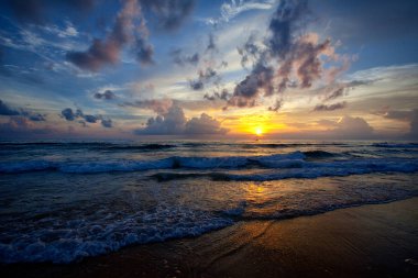 Okyanus dalgaları ve beach Phuket Adası