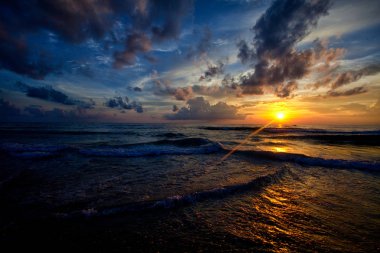 Okyanus dalgaları ve beach Phuket Adası