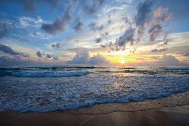 Okyanus dalgaları ve beach Phuket Adası